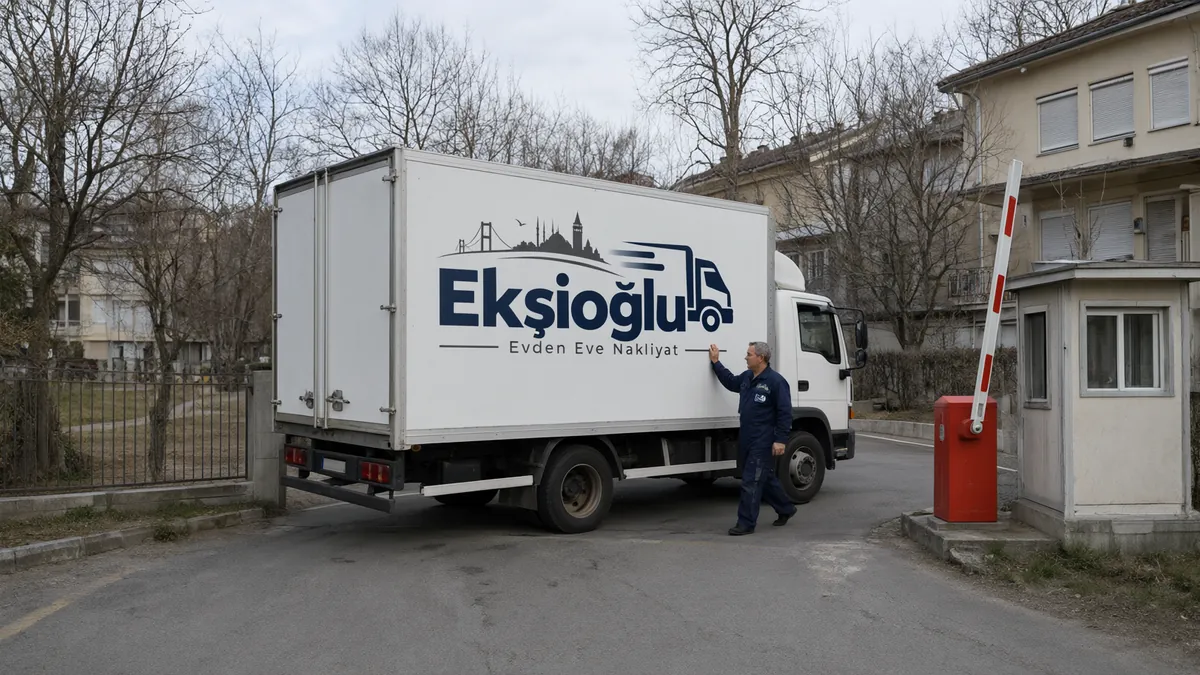Kışın kapalı yazlık sitenin bariyeri kalkmış, nakliye kamyonu panjurları inik evlerin arasına giriyor