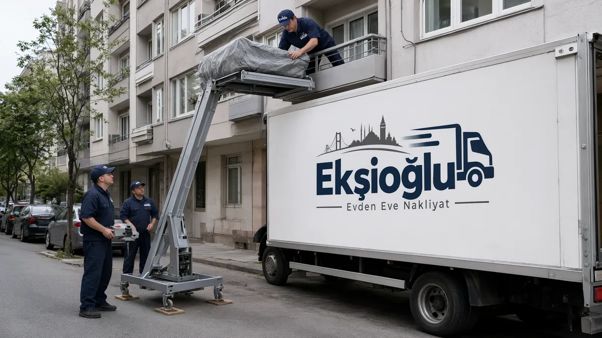 Asansörlü nakliyat günü dış cephe asansörü kamyonun yanından balkona uzanıyor, ekip koltuğu platforma alıyor